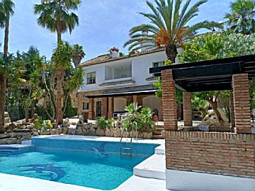 000686 Venta de casa con piscina y terraza en Sotogrande Costa (San Roque)