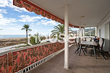  Venta de piso con piscina y terraza en Castelldefels