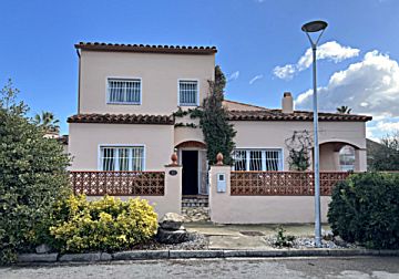 Foto Venta de casa con piscina y terraza en Sant Pere Pescador, Urb. l Amfora