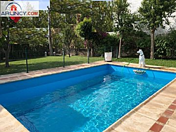 Foto Venta de casa con piscina y terraza en Alcalá de Guadaíra, Montecarmelo
