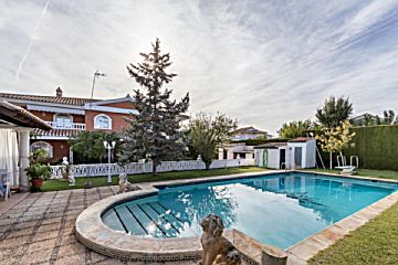 Foto Venta de casa con piscina y terraza en Otura, Urb. las viñas