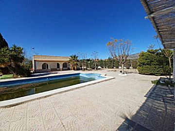 60463010-R Venta de casa con piscina y terraza en Crevillent
