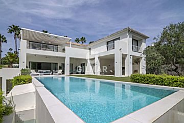 Imagen 1 Venta de casa con piscina y terraza en San Roque Golf Club