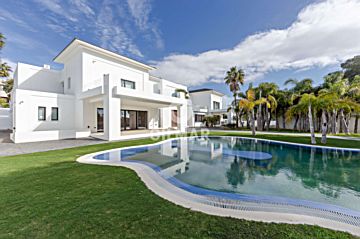 Imagen 1 Venta de casa con piscina y terraza en Sotogrande Costa (San Roque)